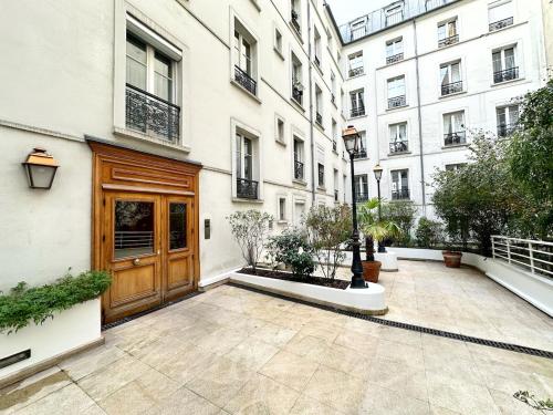 Celine 31 Bright Apartment Between Champs Élysée and Eiffel Tower