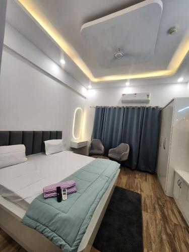 大诺伊达StayAtGhar-Near Expo Mart的房间里有一张大床的卧室