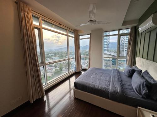 Giường trong phòng chung tại Elysium Luxury Service Apartment By LMY Facing Centaurus Mall Blue Area Islamabad