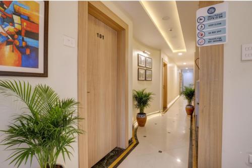 奥兰加巴德Via Heritage Palace - CIDCO Bus Stand的建筑物内摆满盆栽的走廊