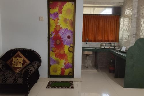 een keuken met een deur met een bloemenpatroon erop bij A R Residency in Navi Mumbai