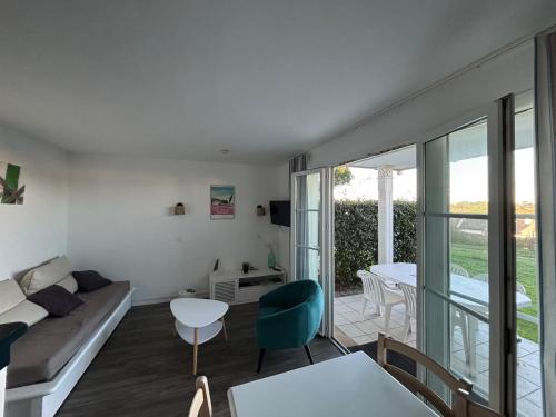 Χώρος καθιστικού στο Appartement avec vue sur le Port du Crouesty