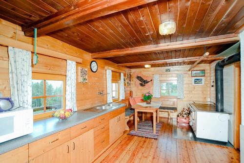 cocina con paredes de madera y techo de madera en Almhütte Haritzer, en Schachnern