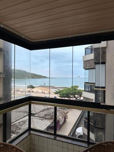 Zimmer mit Blick auf den Strand von einem Gebäude in der Unterkunft Apartamento familiar com vista para o mar em Guarapari Praia do Morro, frente ao Marlim!!! in Guarapari