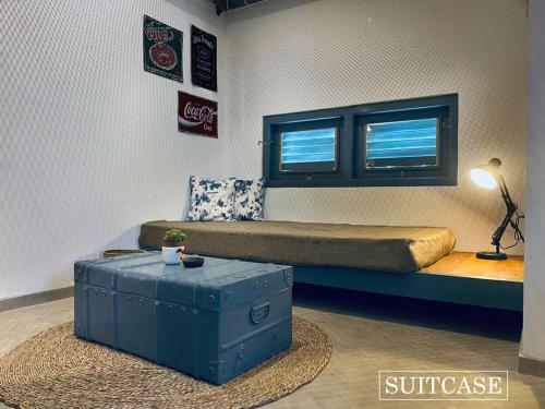 Suitcase في أمبالانغودا: غرفة بها سرير وطاولة ونافذة