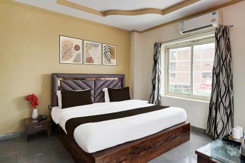 Giường trong phòng chung tại Townhouse Haridwar Near Har Ki Pauri