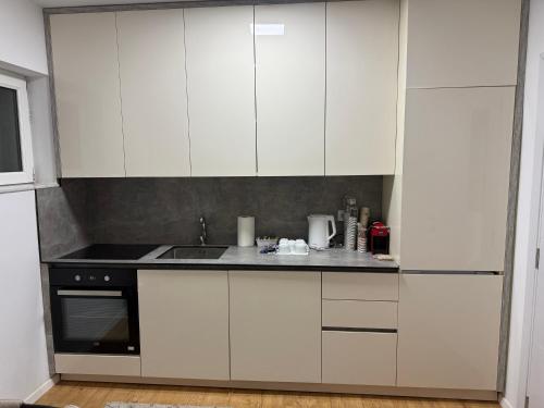 Η κουζίνα ή μικρή κουζίνα στο Tara Apartments