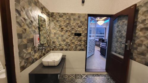 ein Badezimmer mit Waschbecken und Toilette in der Unterkunft Rosa Mystica Hotels & Resorts in Anachal