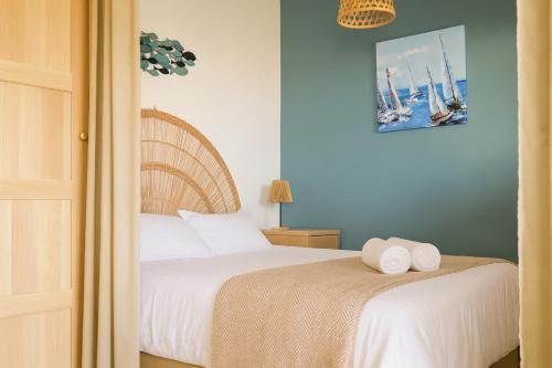 Postel nebo postele na pokoji v ubytování charmant appartement - magnifique vue mer - palais de Justice - 2-4 personnes