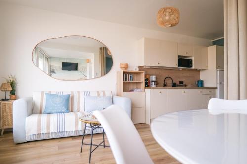 Kuchyň nebo kuchyňský kout v ubytování charmant appartement - magnifique vue mer - palais de Justice - 2-4 personnes