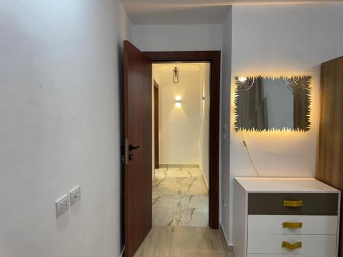 New cairoرويال شقة بالتجمع الخامس امتداد الجامعة الامريكية的墙上有水槽和镜子的浴室