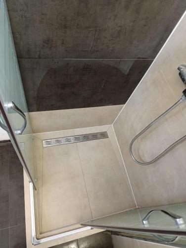 a ceiling in a bathroom with a shower at Apartmani Sutomore Tri Palme in Sutomore