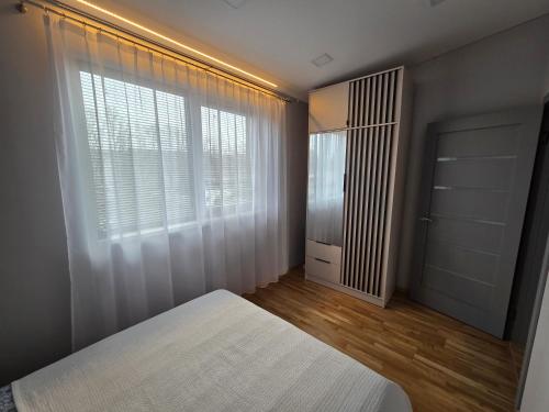 Ένα ή περισσότερα κρεβάτια σε δωμάτιο στο Jaukus butas Panemunėje su vaizdu į Nemuną