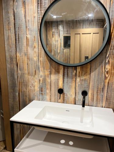 Koupelna v ubytování White River Retreats luxury lodges with Private Wood Fired Hot Tub