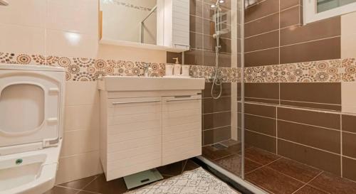 Phòng tắm tại Bright & Cozy Getaway