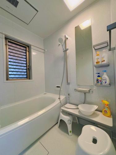 3 min direct to Umeda10 min to Nihonbashi, direct access to Kyoto line, Kobe line, Takarazuka line, convenient transportation, 14 people can use the private bathroom