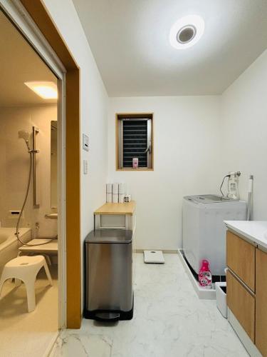 3 min direct to Umeda10 min to Nihonbashi, direct access to Kyoto line, Kobe line, Takarazuka line, convenient transportation, 14 people can use the private bathroom