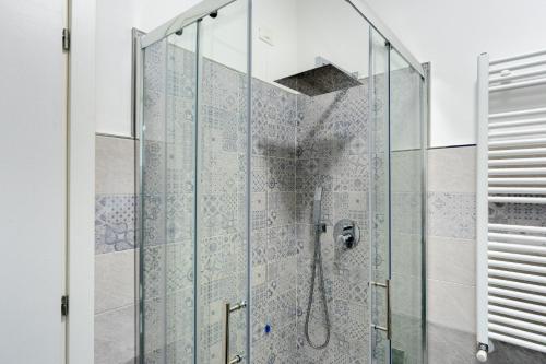 Bardino NuovoHostdomus - Sunrise Sea View - Finale Ligure的浴室里有玻璃淋浴房