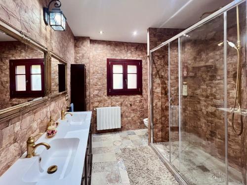 Koupelna v ubytování Castell de Tati