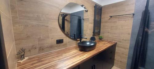 Ένα μπάνιο στο Apartament Black Oak