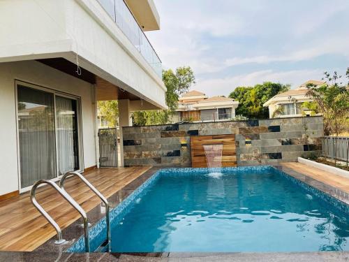 uma piscina no quintal de uma casa em Gardenia Villa by Ovi Resort em Jāmb