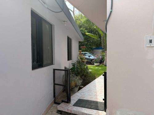 图斯特拉古铁雷斯Habitacion privada in Residencial Campestre的黑色门的白色房子的入口