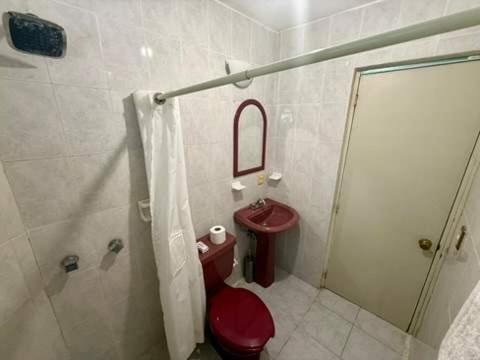 图斯特拉古铁雷斯Habitacion privada in Residencial Campestre的一间带红色卫生间和淋浴的浴室