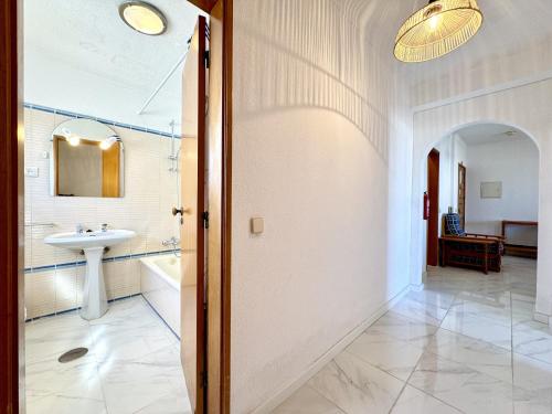 Koupelna v ubytování Albufeira Vintage Apartment 2 With Pool by Homing