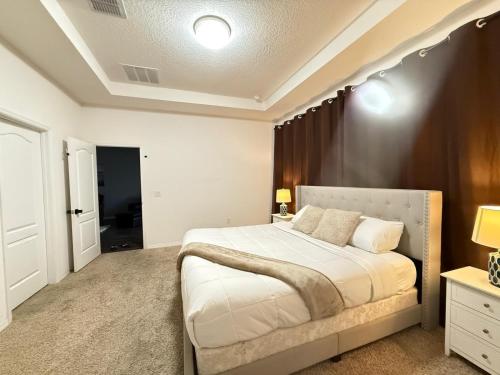 ein Schlafzimmer mit einem großen Bett in einem Zimmer in der Unterkunft Orlando Dream Escape in Saint Cloud