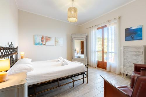 Bardino NuovoHostdomus - Sunrise Sea View - Finale Ligure的一间卧室，配有一张床、一张书桌和一扇窗户