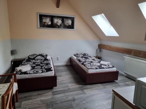 two beds sitting in a room with at Monteur- und Messezimmer Jelinski Arpke in Lehrte