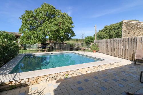 une piscine dans une cour clôturée dans l'établissement Authentic Country House with pool near Uzes, à Fontarèches
