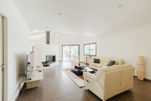 TV a/nebo společenská místnost v ubytování Beautiful contemporary villa 160 m with pool