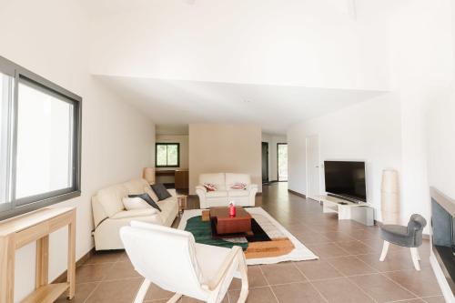 TV a/nebo společenská místnost v ubytování Beautiful contemporary villa 160 m with pool