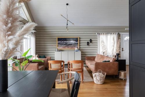 ÚthlidNordic Black Cabin - Luxury in the Golden Circle的带沙发和椅子的客厅