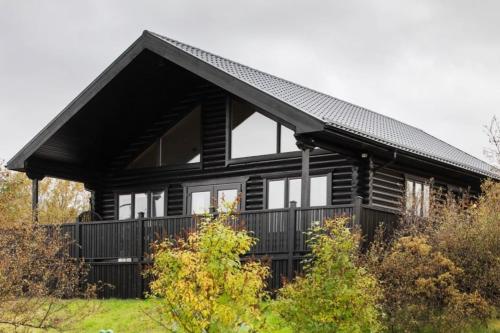 ÚthlidNordic Black Cabin - Luxury in the Golden Circle的黑色房子,有黑色屋顶