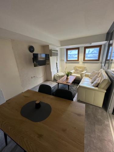 ein Wohnzimmer mit Tisch und Couch in der Unterkunft 5 personen Monteur Ferien Wohnung in Merseburg