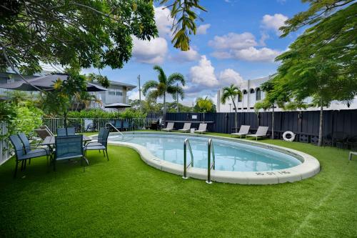 Бассейн в Holiday Park Apartments by Lowkl или поблизости