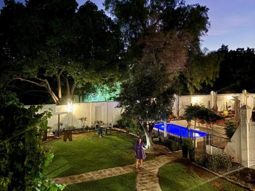 Bazén v ubytování Far Far Away Guesthouse nebo v jeho okolí