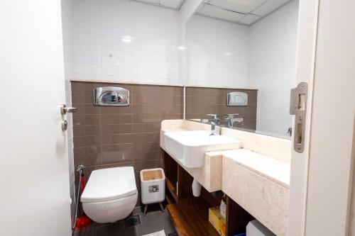 ein Badezimmer mit zwei Waschbecken und einer Toilette in der Unterkunft Island Bliss 2 BR with Private Beach and Pool in Al Marjan Island in Ras al Khaimah