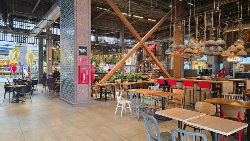 Un restaurant u otro lugar para comer en Departamento en Las Condes Premium Parque Arauco con Aire Acondicionado