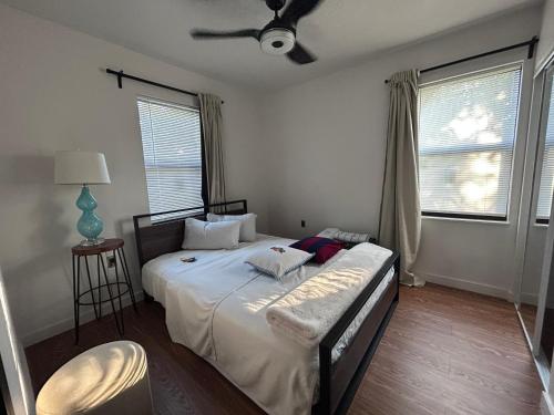 Ένα ή περισσότερα κρεβάτια σε δωμάτιο στο Cozy Home away from home!