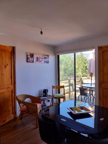 a living room with a table and chairs and a window at Cabañas Tinaja y Sauna Laguna Verde Valparaiso in Valparaíso