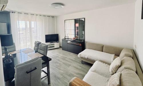 un salon avec un canapé et une table dans l'établissement Apartamento Forum, à Barcelone