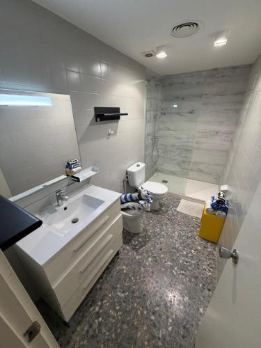 Ένα μπάνιο στο Apartamentos en lujosa Torre con piscina