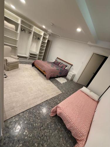 Ένα ή περισσότερα κρεβάτια σε δωμάτιο στο Apartamentos en lujosa Torre con piscina