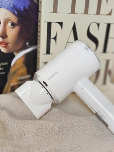 un sèche-cheveux blanc posé à côté d'un magazine dans l'établissement 嘿夏天 HeySummer-13pax l 200mJetty l Netflix l Games l Youtube, à Mersing