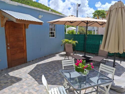 Een patio of ander buitengedeelte van ALMOND Cove