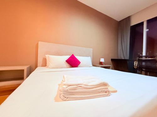 Postel nebo postele na pokoji v ubytování PLATINUM Suites KLCC at BBS