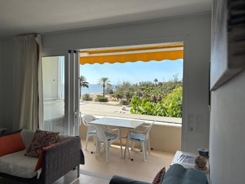 Holiday apartment with direct sea promenade access